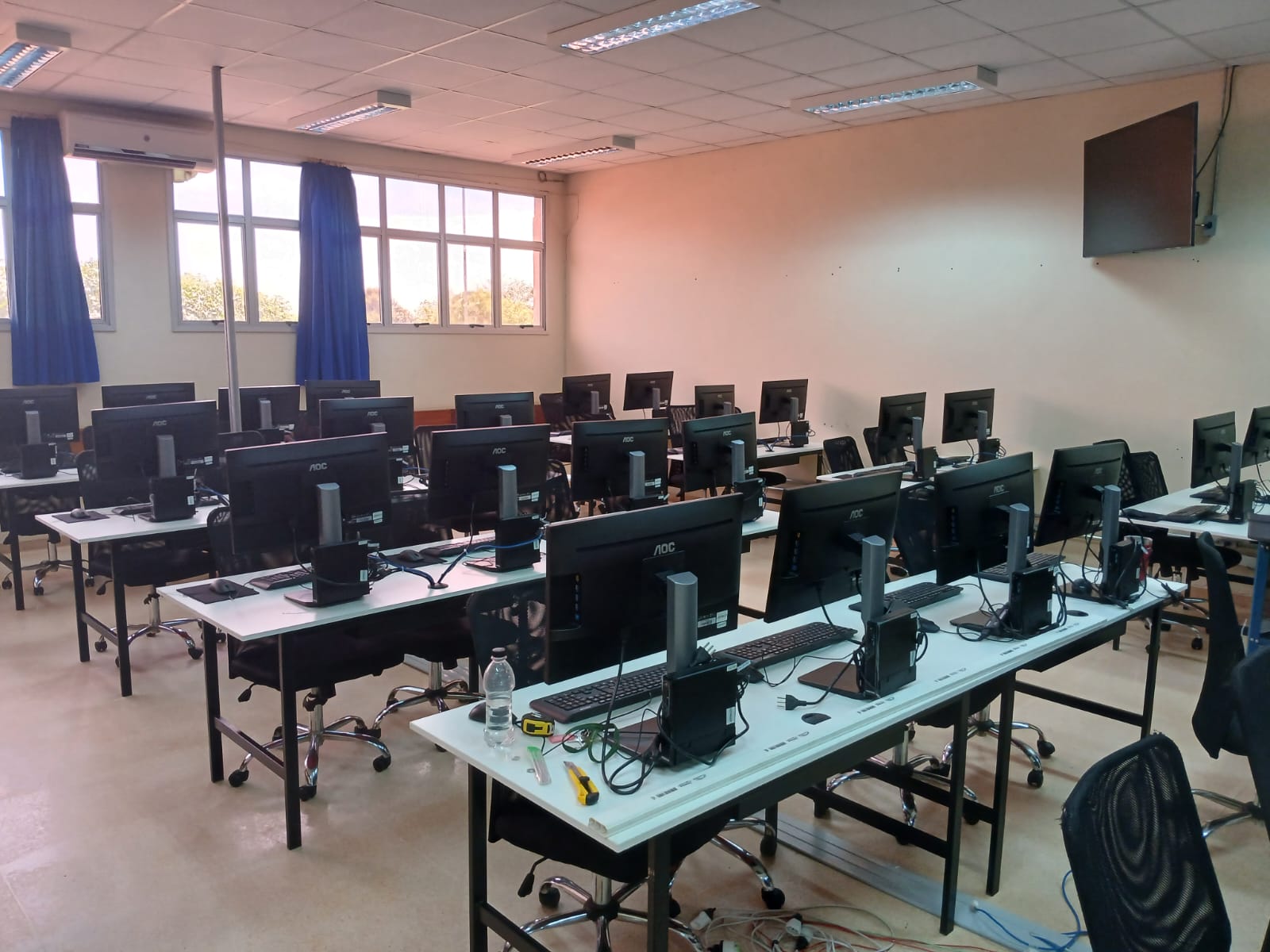 Laboratório de Informática com 40 computadores